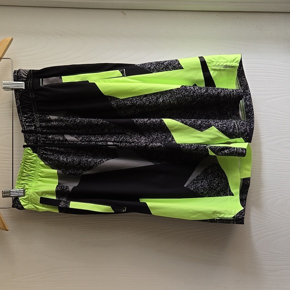 Nike | Dry Fit Black Green Shorts - Picture 6 of 9